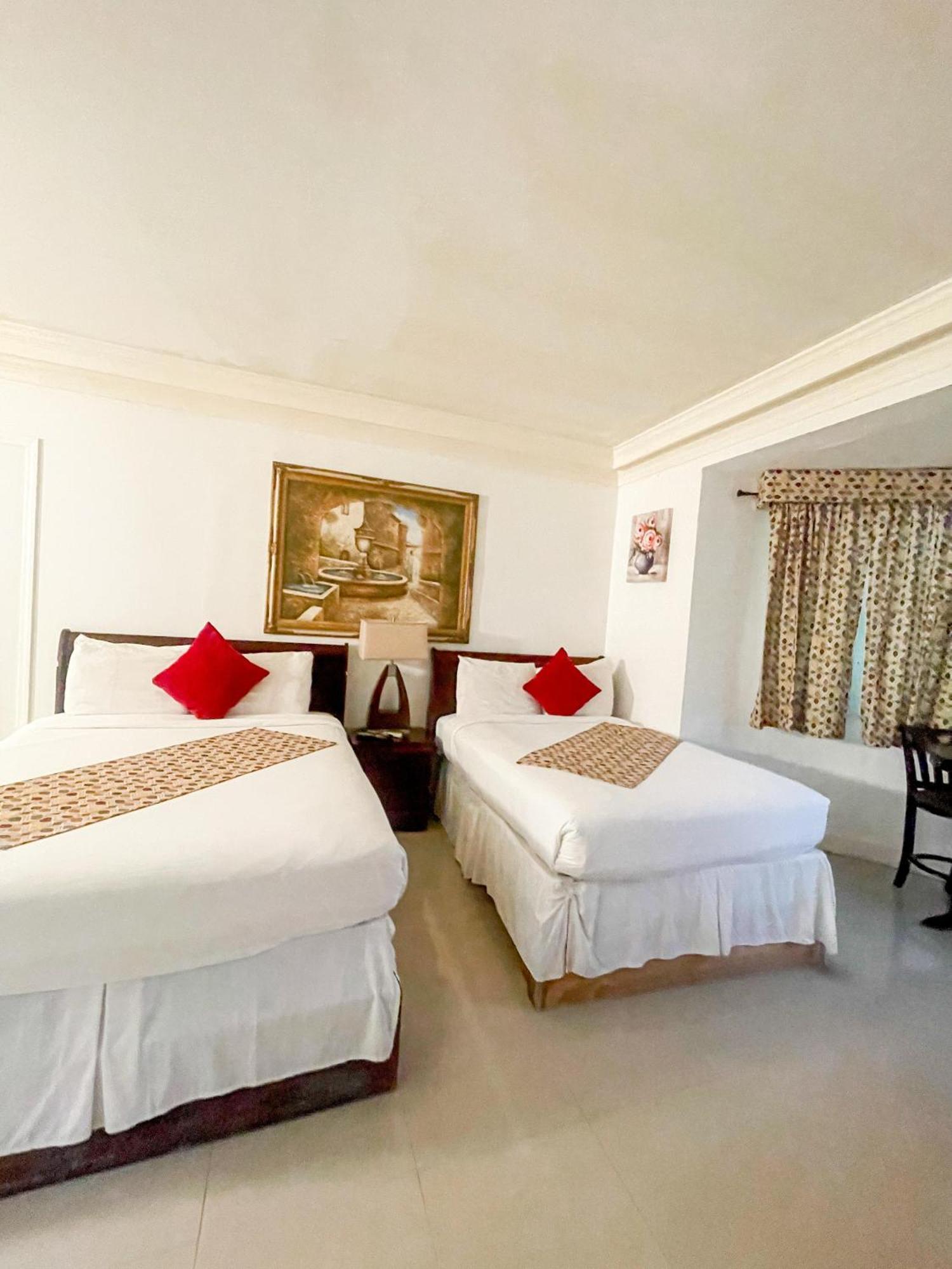 Golden Palms House Bed & Breakfast Nassau Exterior photo
