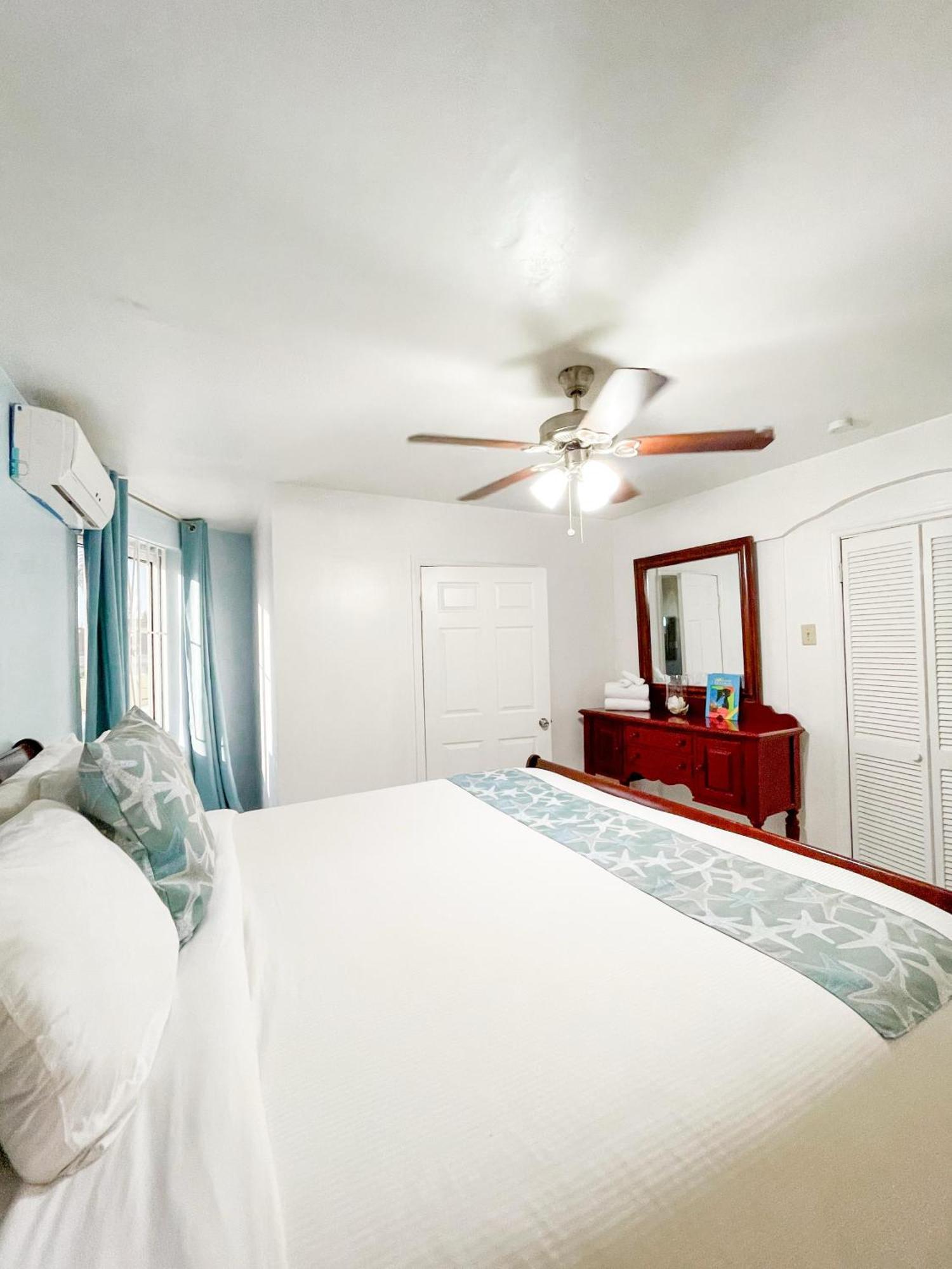 Golden Palms House Bed & Breakfast Nassau Exterior photo