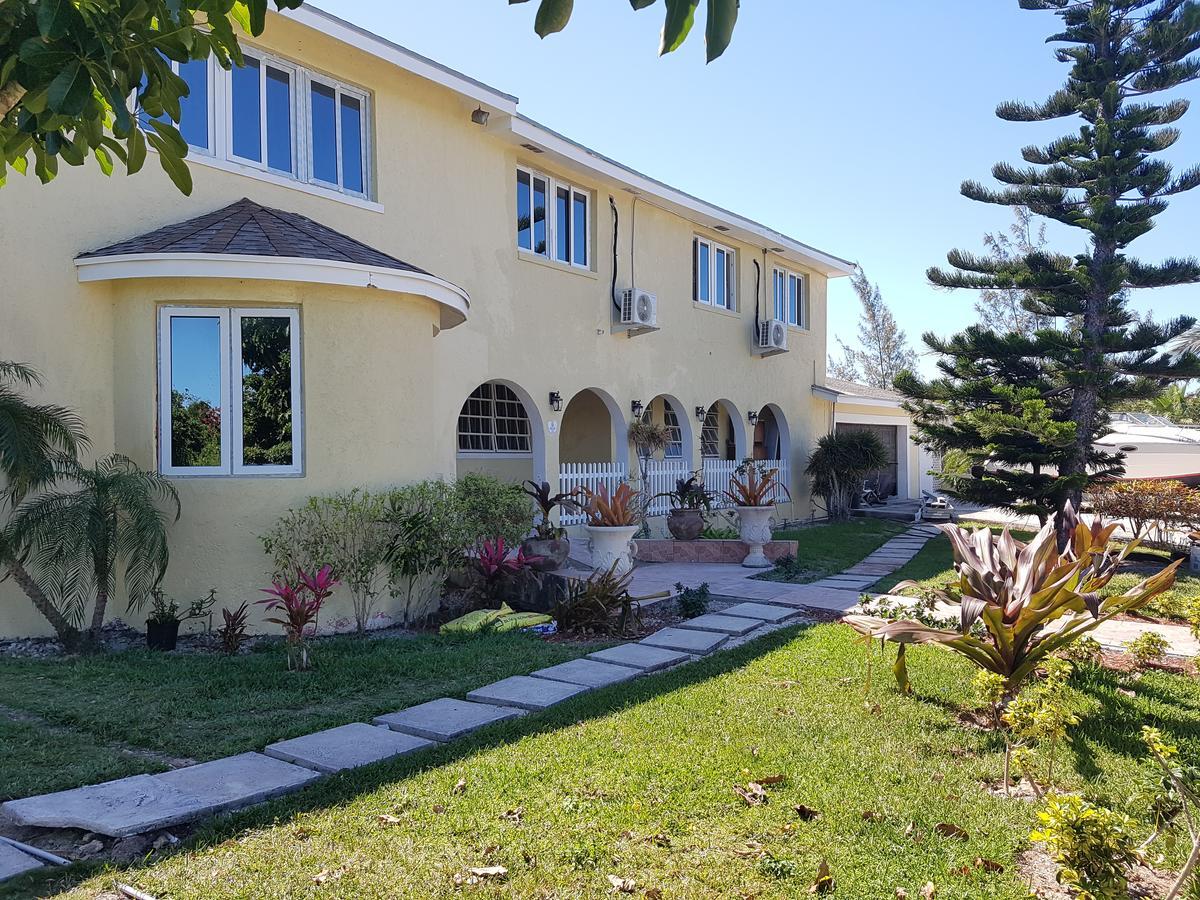 Golden Palms House Bed & Breakfast Nassau Exterior photo